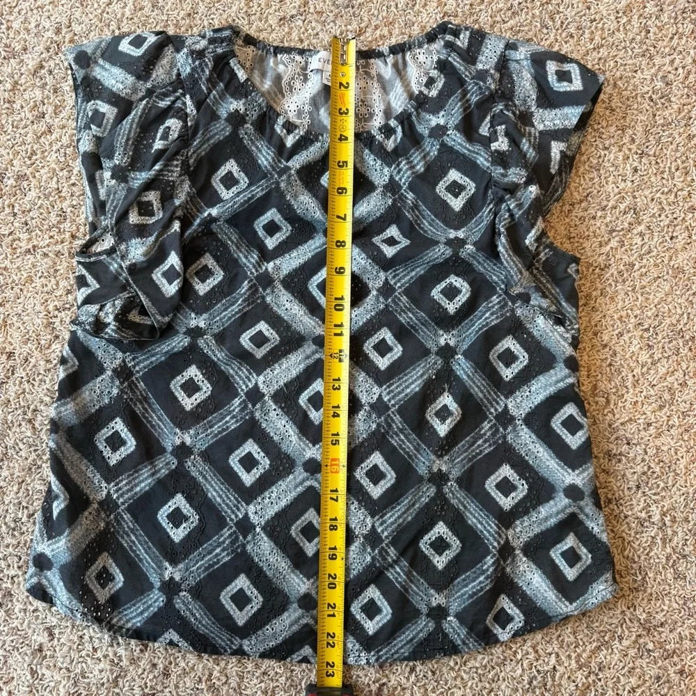 Evereve Oaklynn Eyelet Top Medium Like New - Picture 9 of 10
